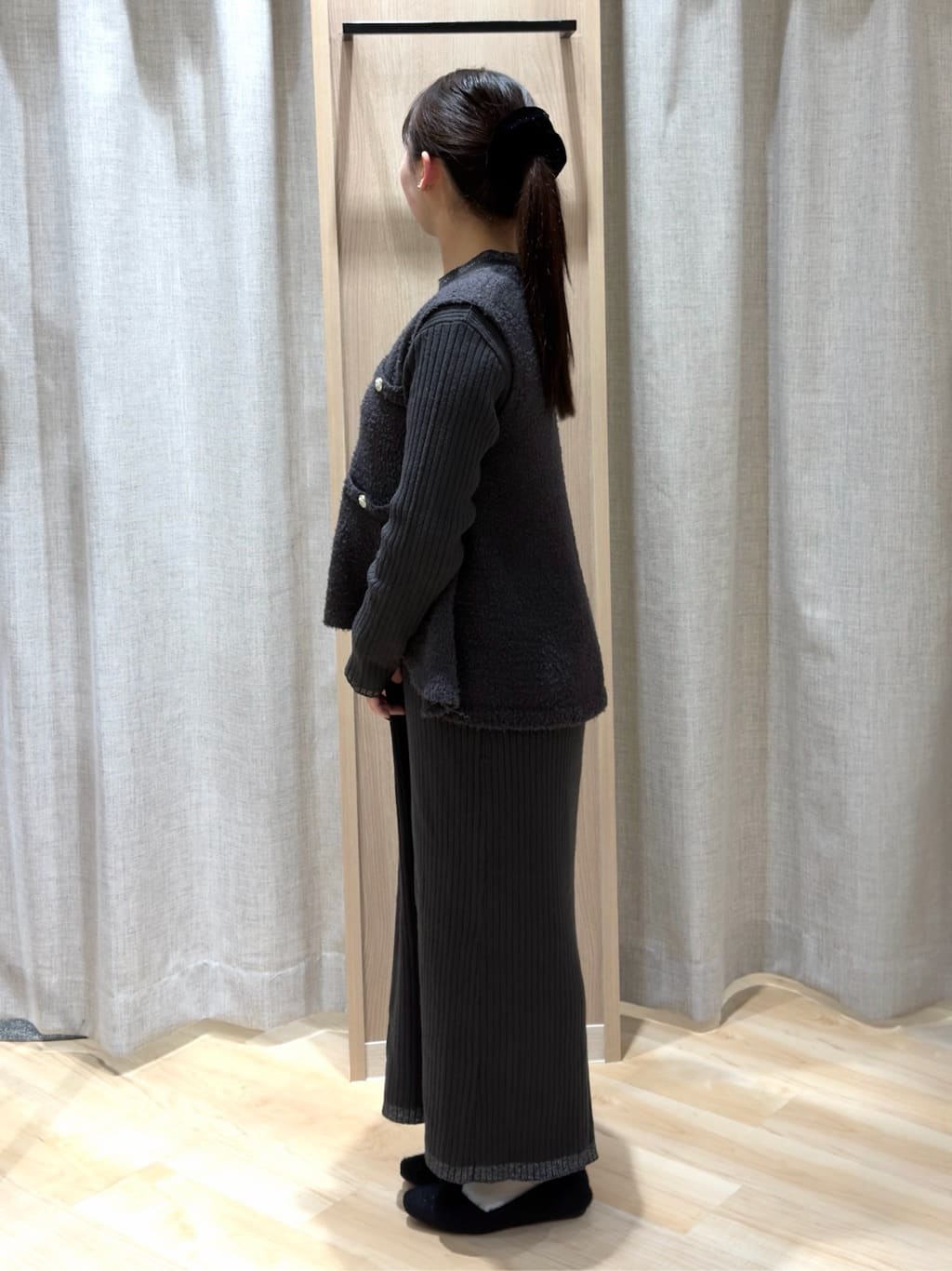 komuさんの「grove｜【2点SET/体型カバー】一枚で決まる、ペプラムベスト&times;ニットワンピース」を使ったコーディネート
