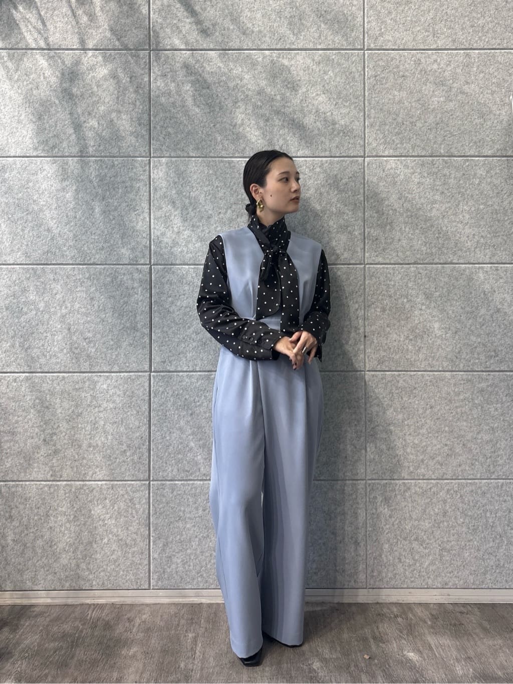 ayanoさんの「INDIVI｜【オケージョン／セレモニー／セットアップ可能】ダブルクロスサロペット」を使ったコーディネート