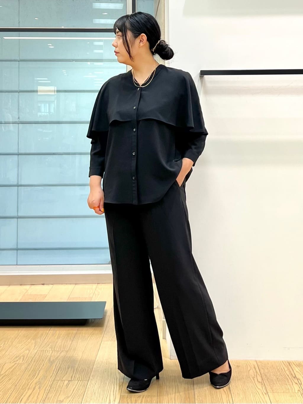 shimaさんの「INDIVI｜【羽織りとしても活躍！】ケープカラーブラウス」を使ったコーディネート