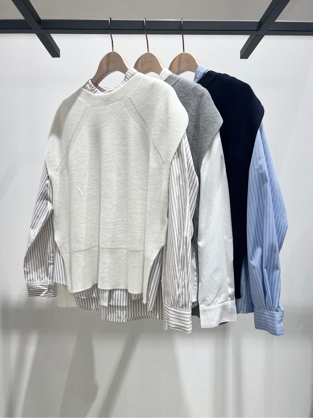 Kさんの「grove｜【2点SET】一枚でコーデが決まる！ニットベスト&times;シャツSET」を使ったコーディネート