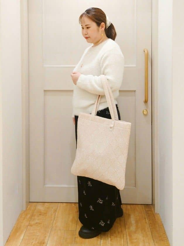 ななこさんの「SHOO･LA･RUE｜【S-LL】きらっと華やか ふんわりラメフェザーニット」を使ったコーディネート