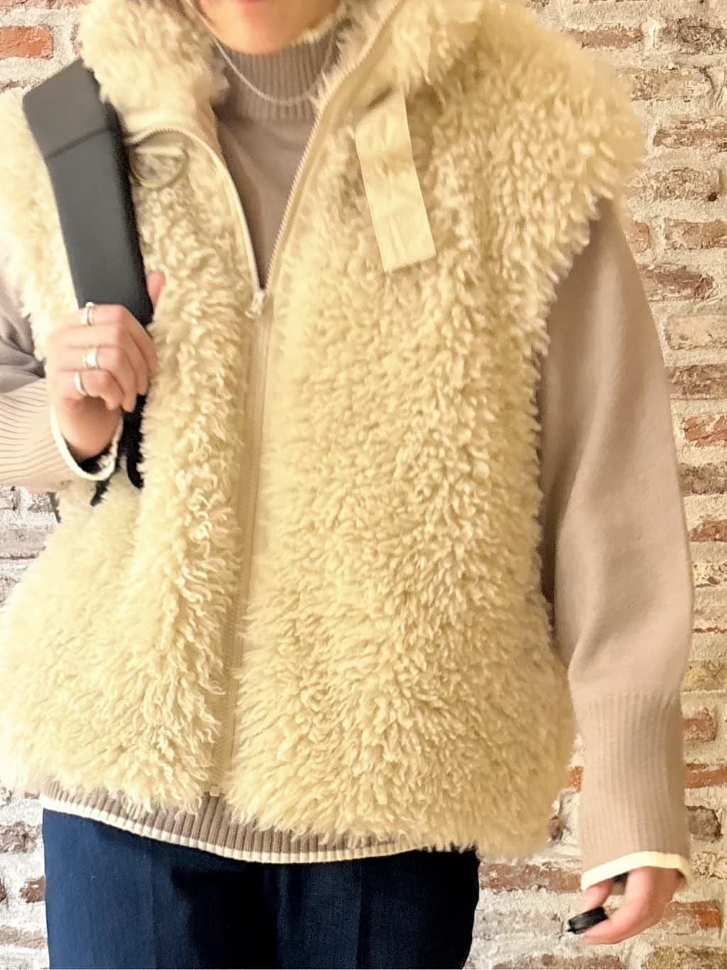 しばさんの「THE SHOP TK｜プラスするだけでこなれ見え ボアベスト」を使ったコーディネート