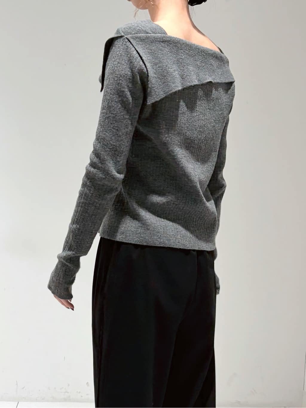 shioriさんの「INDIVI｜【再入荷】アシメオフショルニット」を使ったコーディネート