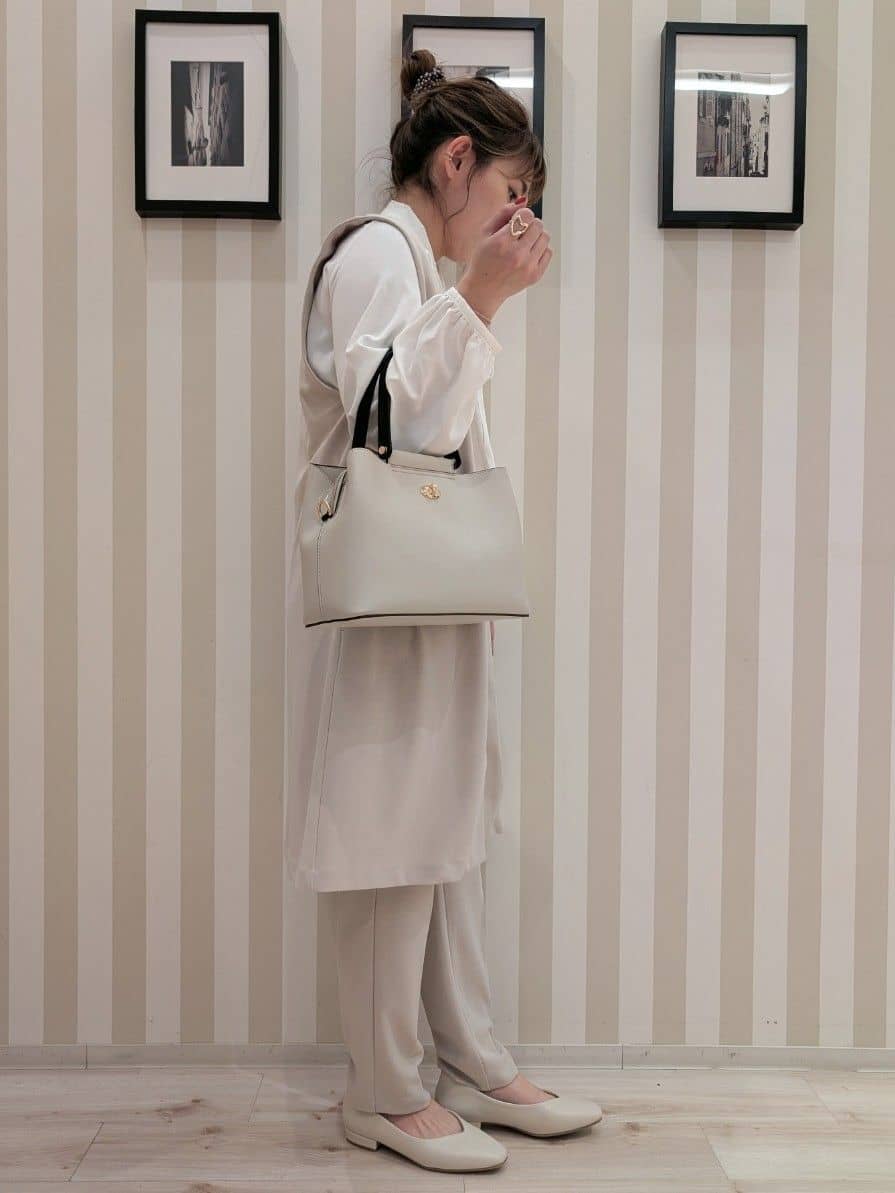 otaさんの「SHOO･LA･RUE｜【洗濯機可/セットアップ可/S-3L】きちんと楽に。カットジョーゼット ロングジレ」を使ったコーディネート