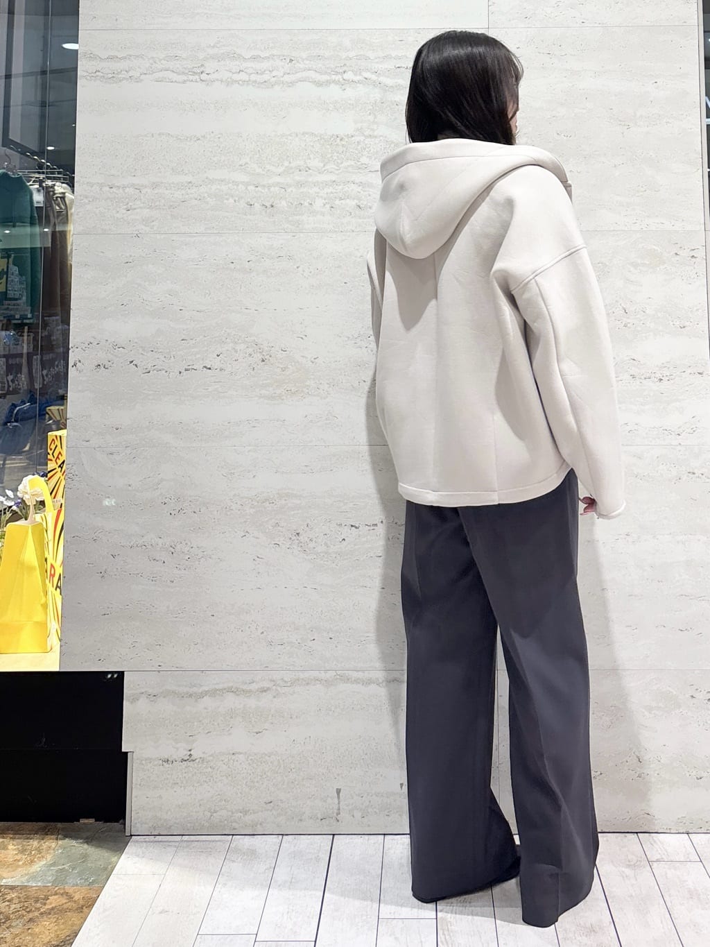 かほさんの「OPAQUE.CLIP｜サテンレイヤード風ワイドパンツ【洗濯機OK】」を使ったコーディネート
