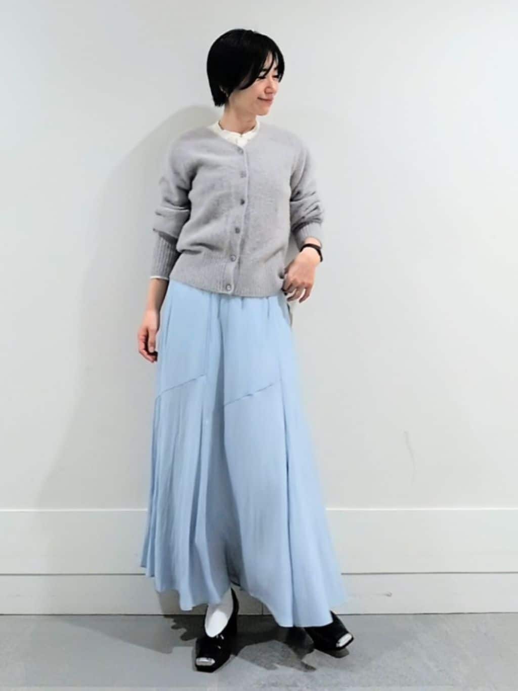 ミズタさんの「UNTITLED｜【ふわふわニット/前後2WAY】フォックスカシミヤカーディガン」を使ったコーディネート