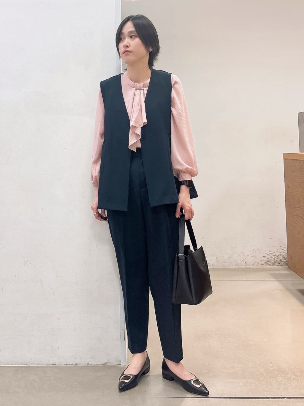 しばさんの「THE SHOP TK｜【通勤・きちんと見えに】ダブルクロス ペプラムジレ/セットアップ可」を使ったコーディネート