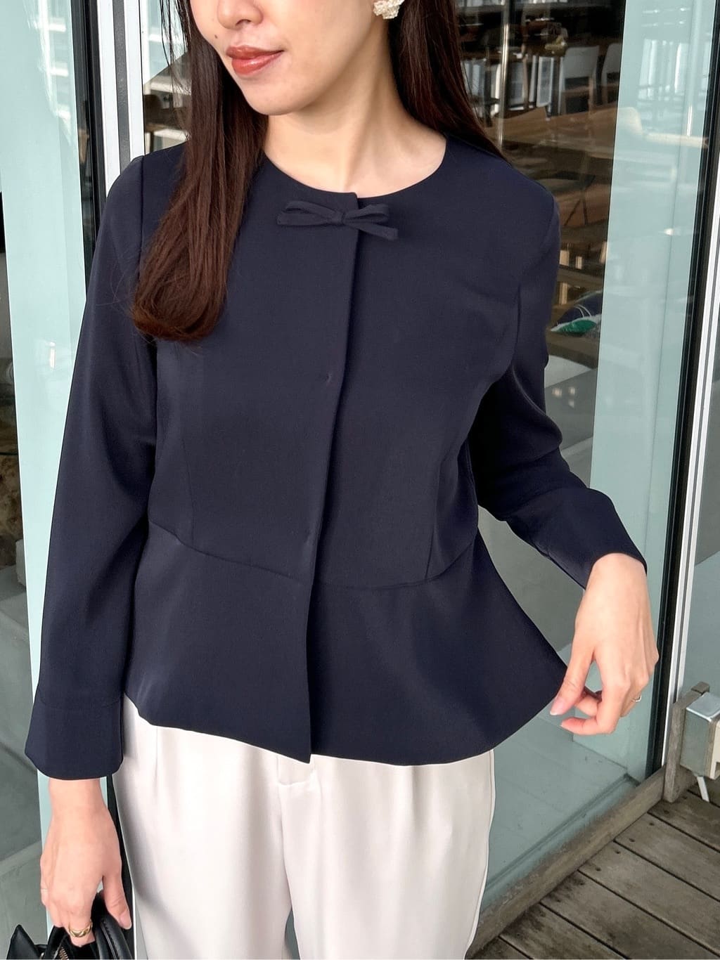 teiさんの「Couture brooch｜【ハレの日・通勤】パール調釦テーパードパンツ」を使ったコーディネート