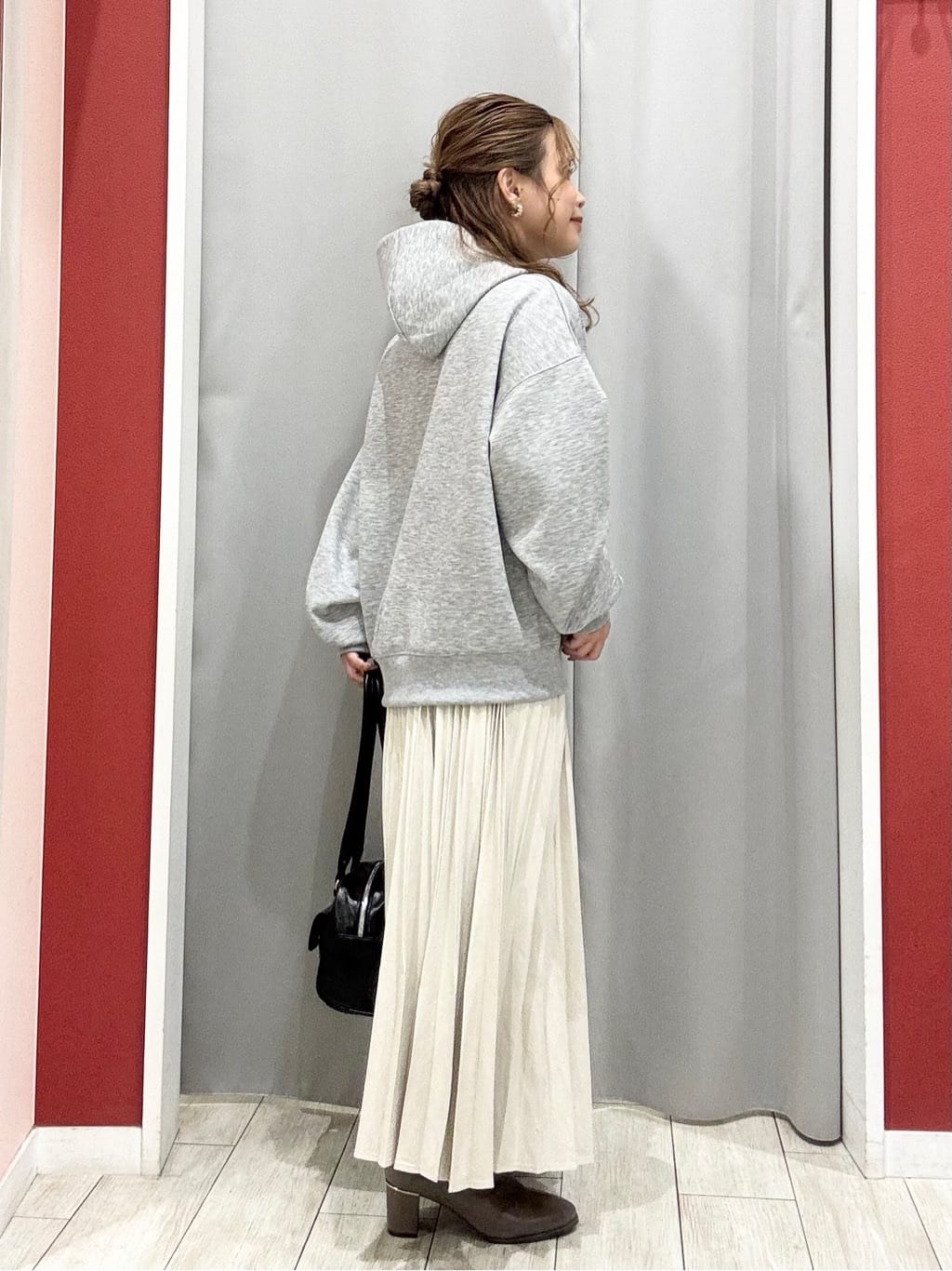 shioさんの「SHOO･LA･RUE｜【セットアップ可/S-LL/なめらかタッチ】選べる3柄 ロゴ入りプルパーカ」を使ったコーディネート