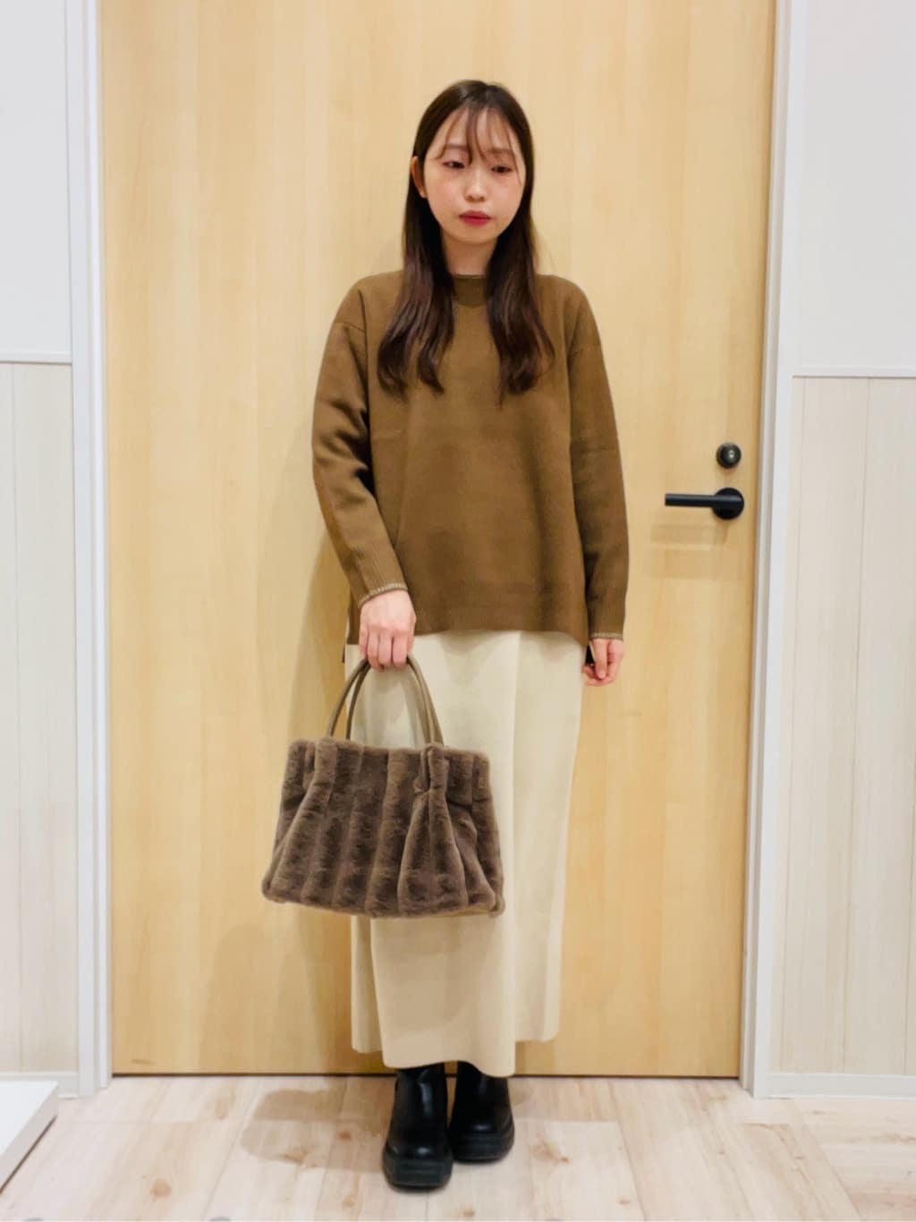 minamiさんの「SHOO･LA･RUE｜【洗濯機可/セットアップ可】さりげないラメ使いで差をつける クルーネックニット」を使ったコーディネート