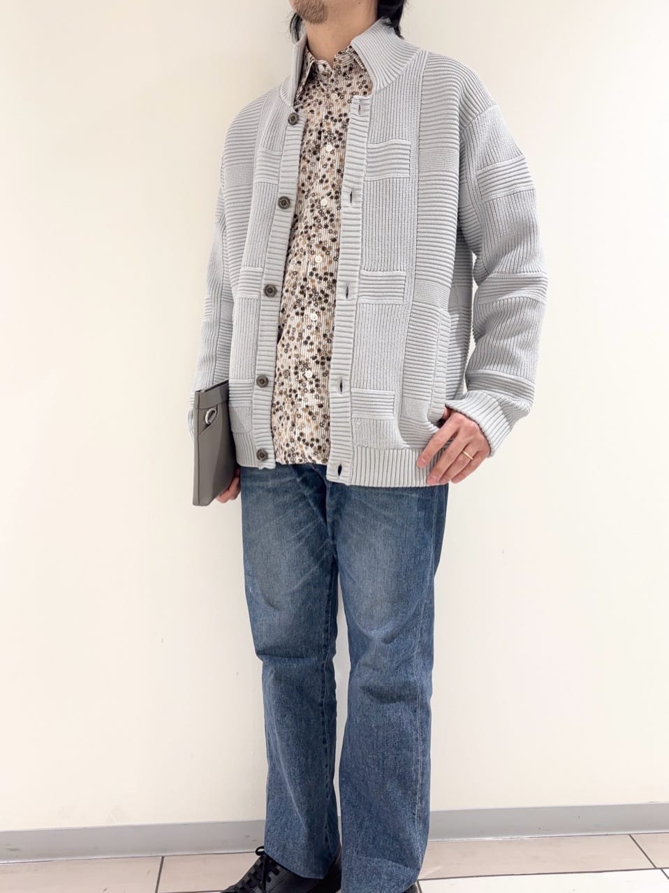 及川さんの「TAKEO KIKUCHI｜畦編みチェック ニットカーディガン」を使ったコーディネート