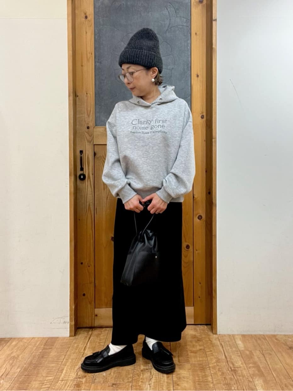 ゆみさんの「SHOO･LA･RUE｜【セットアップ可/S-LL/なめらかタッチ】選べる3柄 ロゴ入りプルパーカ」を使ったコーディネート