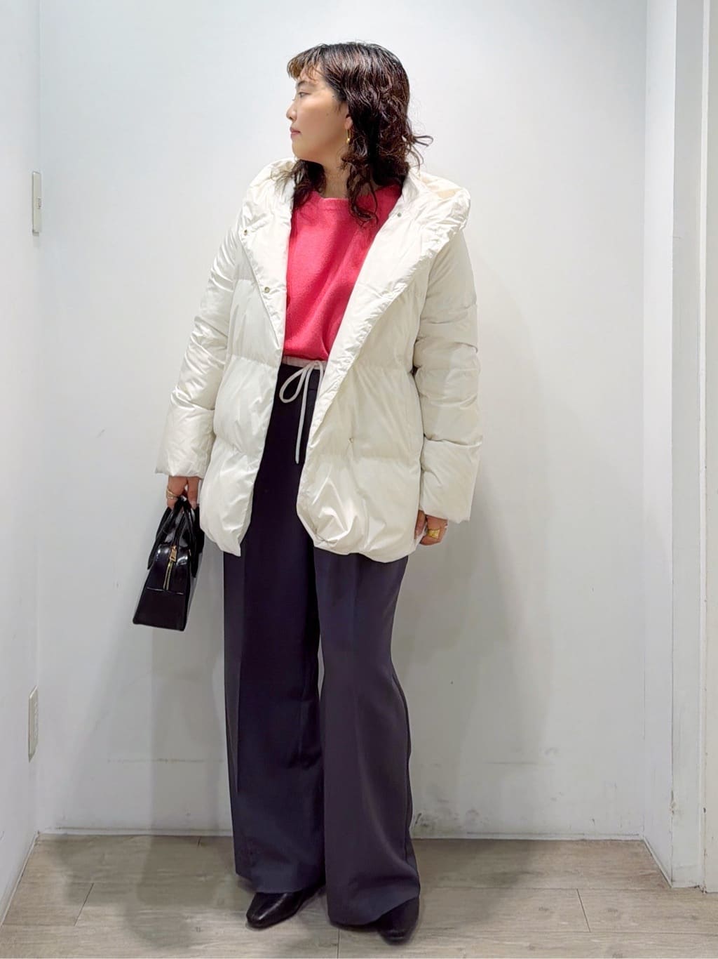 sumicaさんの「OPAQUE.CLIP｜撥水フードミドルダウンコート【防風／抗菌防臭／洗濯機OK】《S～LL》」を使ったコーディネート
