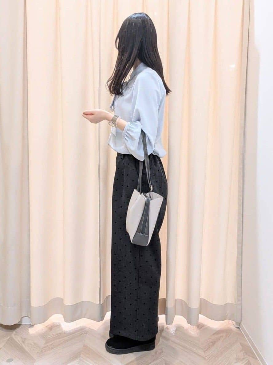 hinaさんの「SHOO･LA･RUE｜【S-LL】きれい見えも叶う フロッキードットワイドパンツ」を使ったコーディネート