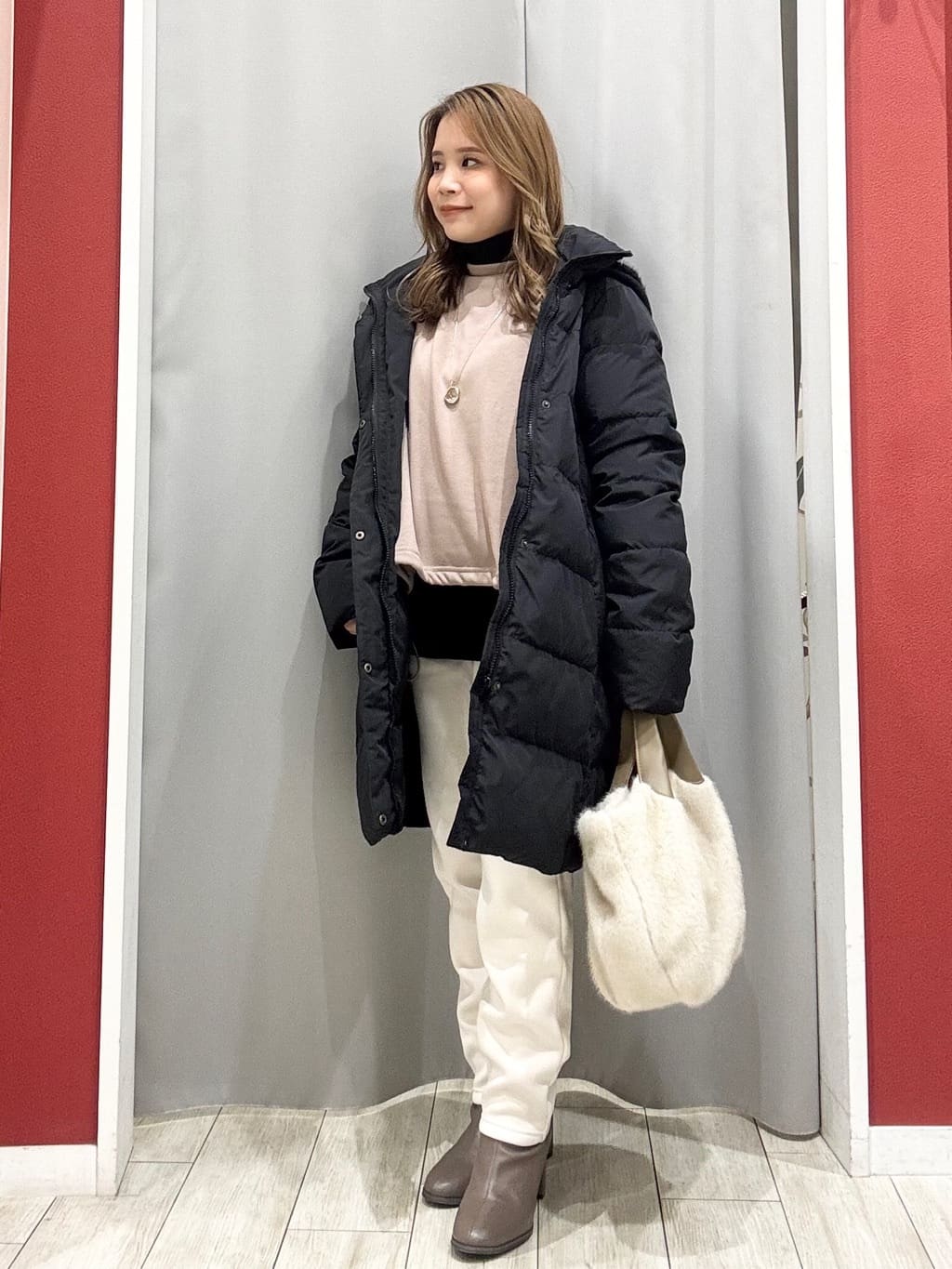 shioさんの「SHOO･LA･RUE｜【洗濯機可/撥水】フェイクファーフード ロングダウン」を使ったコーディネート