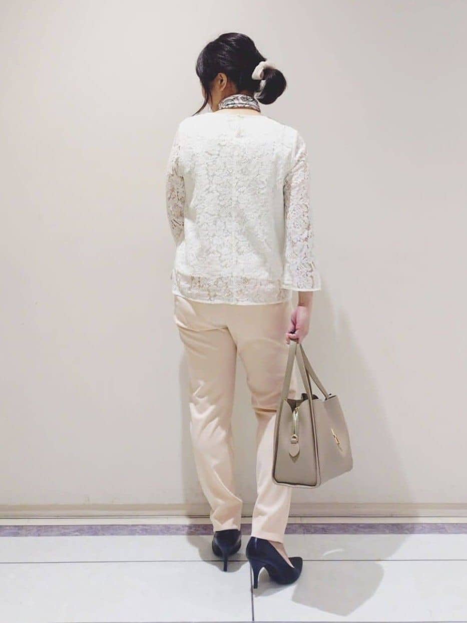 TOMOMIさんの「INDIVI｜【褒められパンツ／高ストレッチ】タックテーパードパンツ」を使ったコーディネート