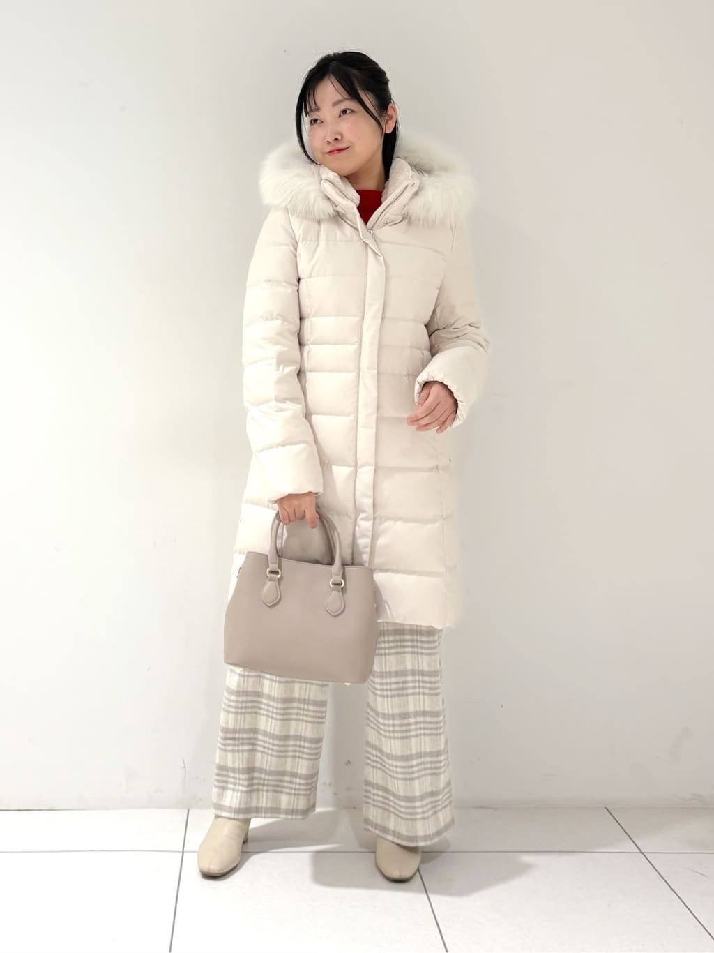 momokoさんの「INDIVI｜【名品／撥水／抗菌防臭】ロング丈リサイクルダウンコート」を使ったコーディネート