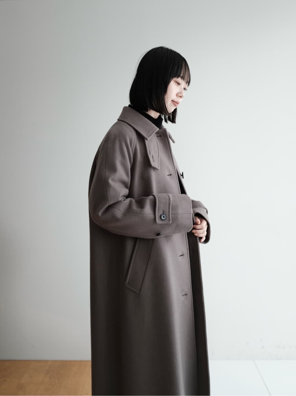 Kishimotoさんの「DRESSTERIOR｜Super110sウールステンカラーコート」を使ったコーディネート
