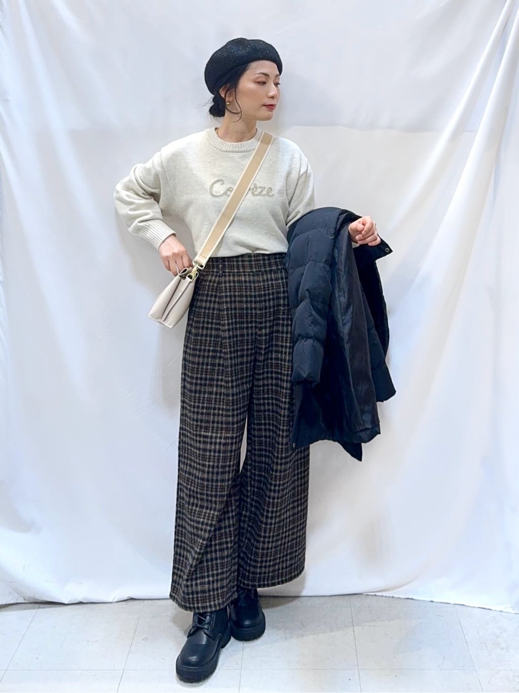 𝐇𝐢𝐫𝐨𝐦𝐢さんの「SHOO･LA･RUE｜【洗濯機可/撥水】フェイクファーフード ロングダウン」を使ったコーディネート