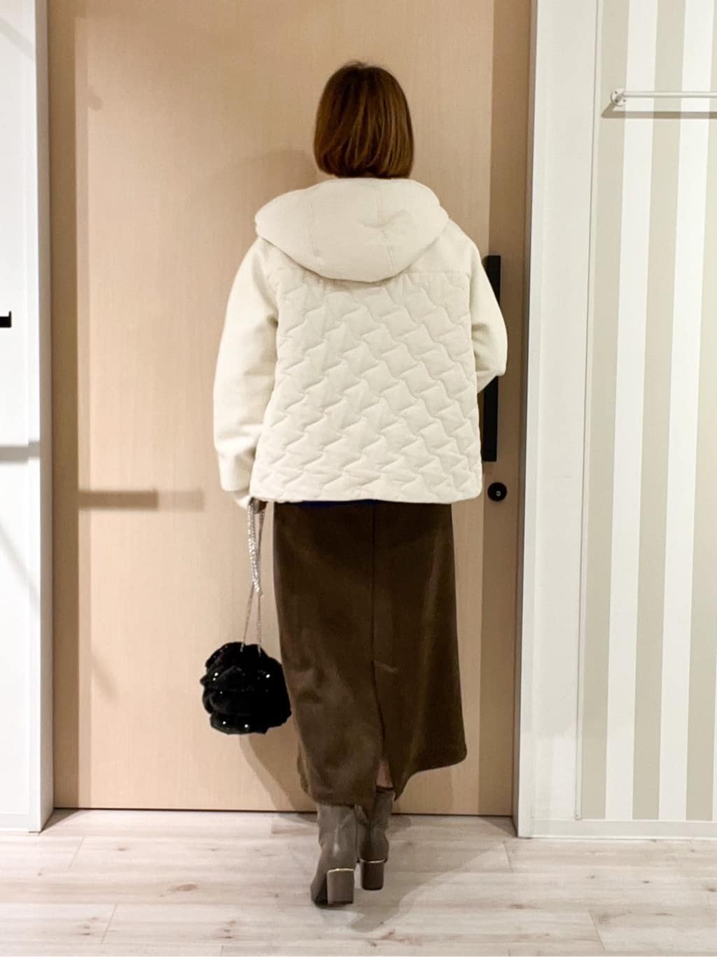 ぷくりんさんの「SHOO･LA･RUE｜【洗濯機可】上品できれい見え フェイクスエード ナロースカート」を使ったコーディネート
