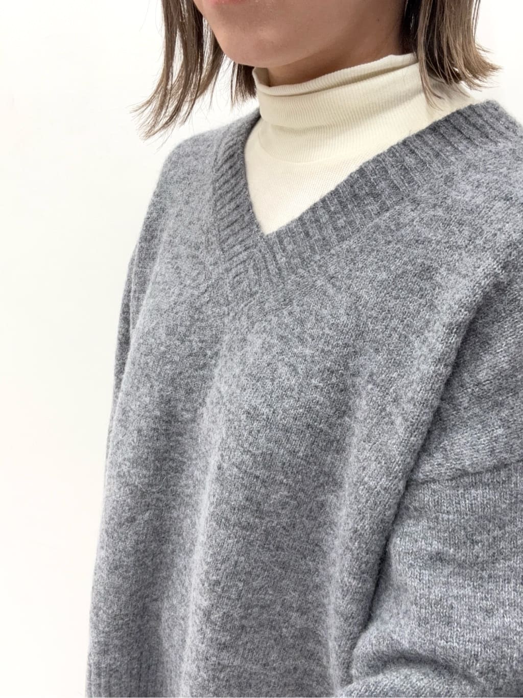 Nishijimaさんの「DRESSTERIOR｜【インナー使いに最適/しっとり暖かな吸湿発熱素材】タートルネックプルオーバー」を使ったコーディネート