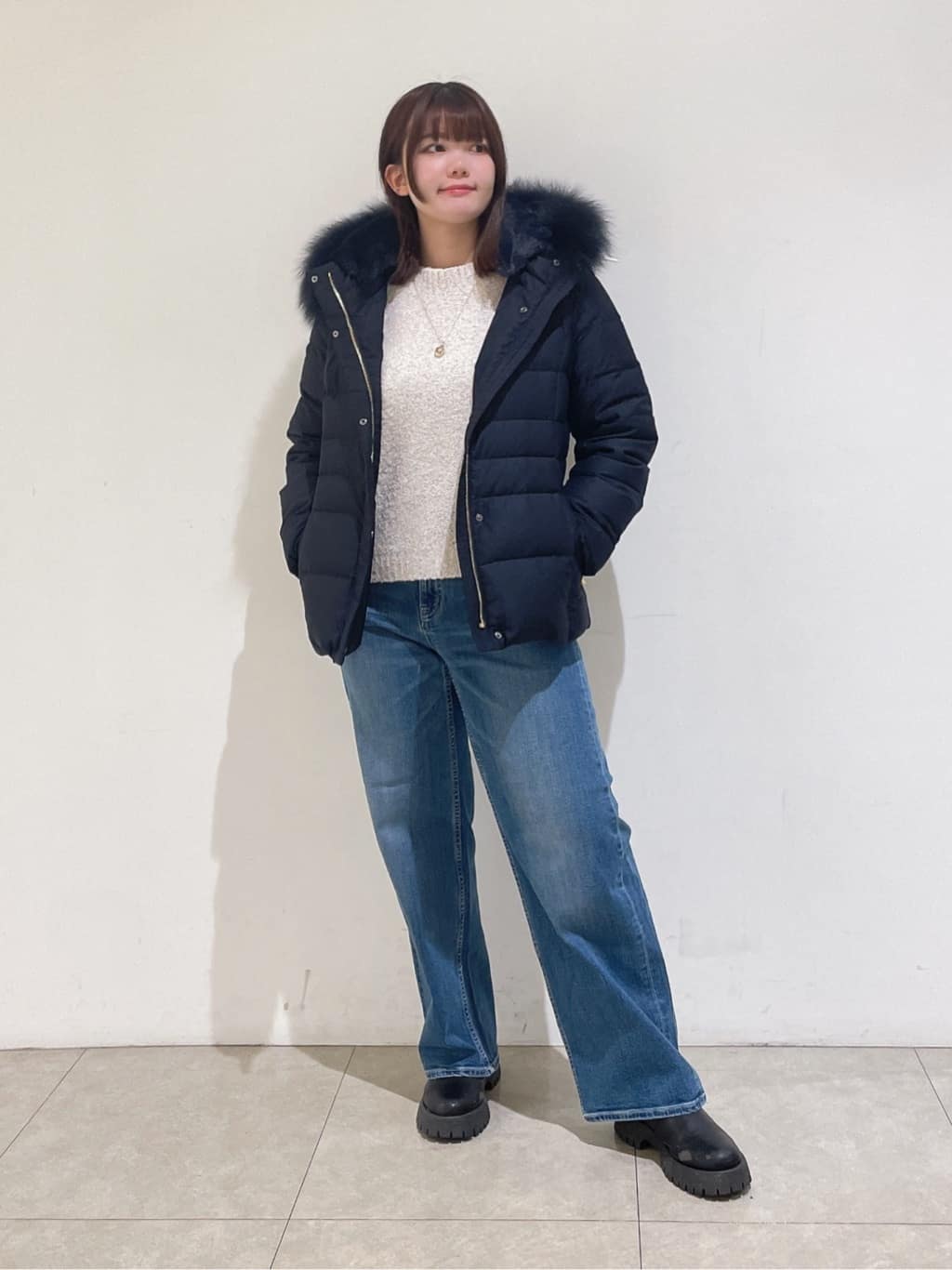 emikaさんの「INDIVI｜【名品／撥水／抗菌防臭】ショート丈リサイクルダウンコート」を使ったコーディネート