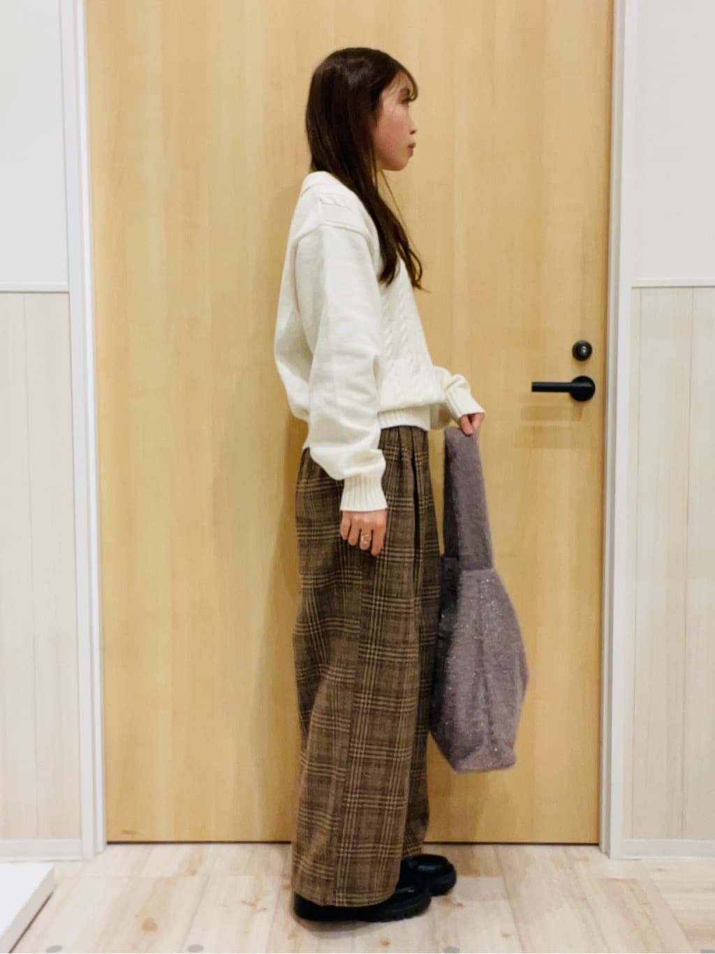 minamiさんの「SHOO･LA･RUE｜【あったか/S-LL】脚のラインをきれいに魅せる チェック柄ワイドパンツ」を使ったコーディネート