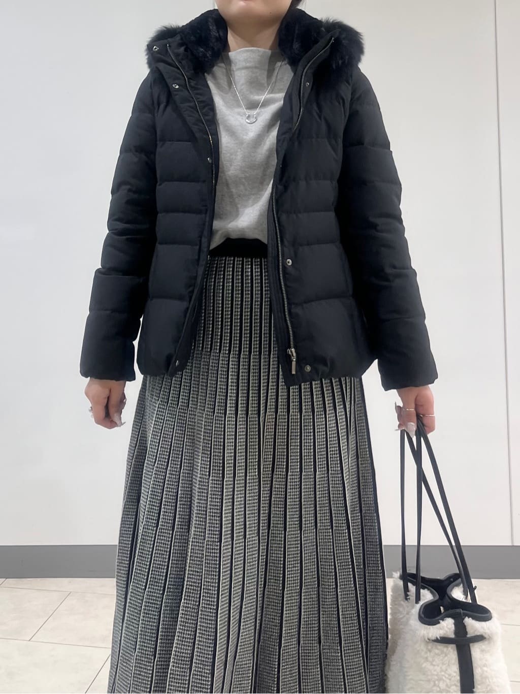 hasuさんの「INDIVI｜【名品／撥水／抗菌防臭】ショート丈リサイクルダウンコート」を使ったコーディネート