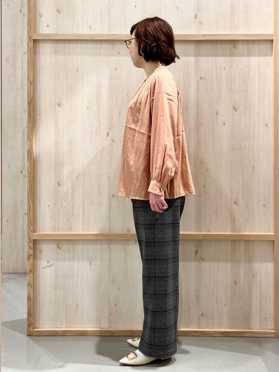 nakoさんの「THE SHOP TK｜ヴィンテージサテンギャザーシャツ」を使ったコーディネート