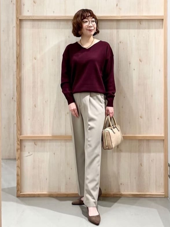 nakoさんの「THE SHOP TK｜【すっきりシルエットが叶う】大人のためのVネックニット/毛玉になりにくい/静電気防止/洗濯機OK」を使ったコーディネート