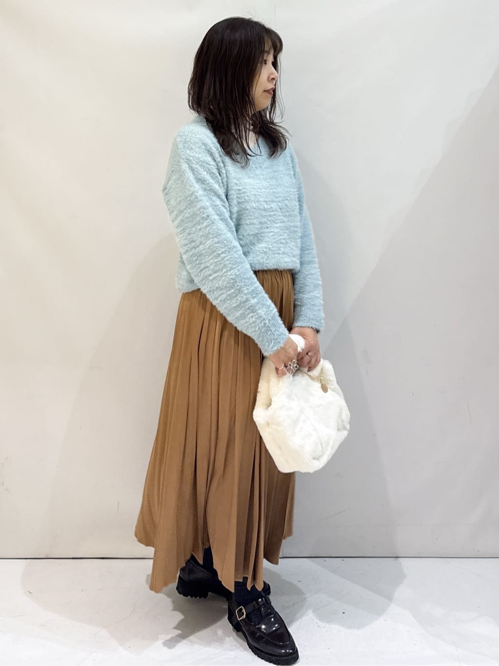 nakkoさんの「OPAQUE.CLIP｜スパンコールフェザーVネックニット【洗濯機OK】」を使ったコーディネート
