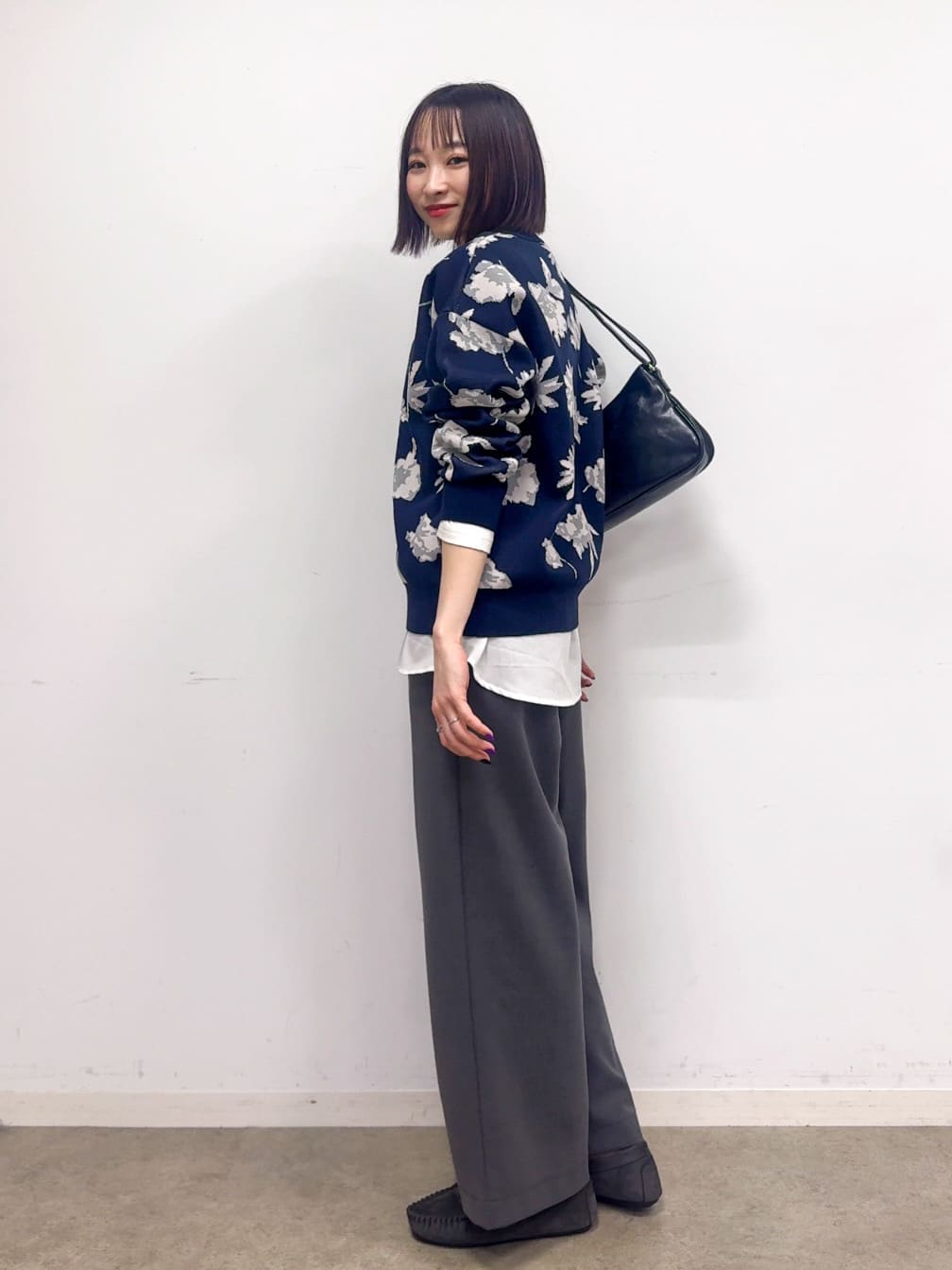 𝐜𝐡𝐢𝐤𝐚さんの「SHOO･LA･RUE｜【洗濯機可/S-LL】ゆるシルエット 甘すぎない　大人の花柄もちもちニット」を使ったコーディネート