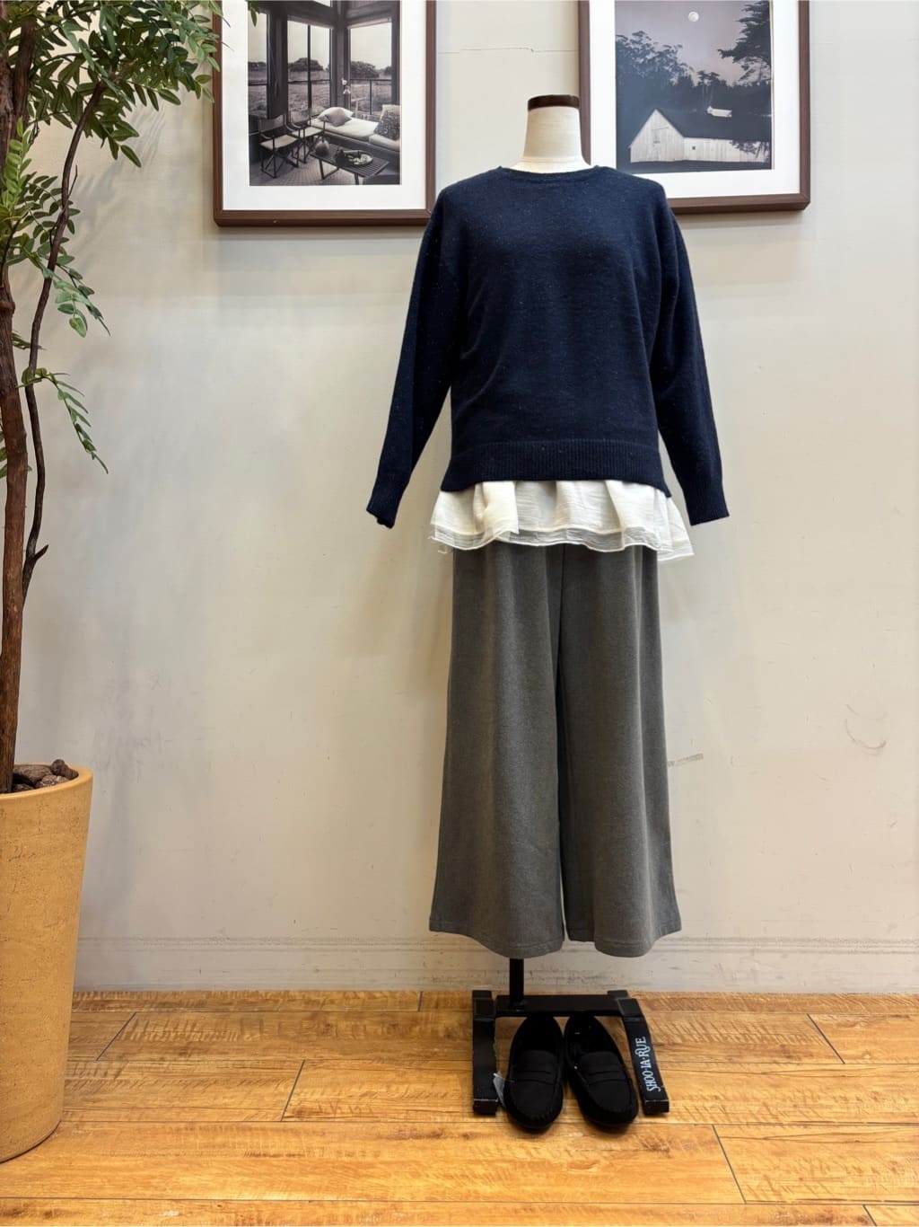 maiさんの「SHOO･LA･RUE｜【S-LL/洗濯機可】さりげないラメが上品　クルーネックニット」を使ったコーディネート