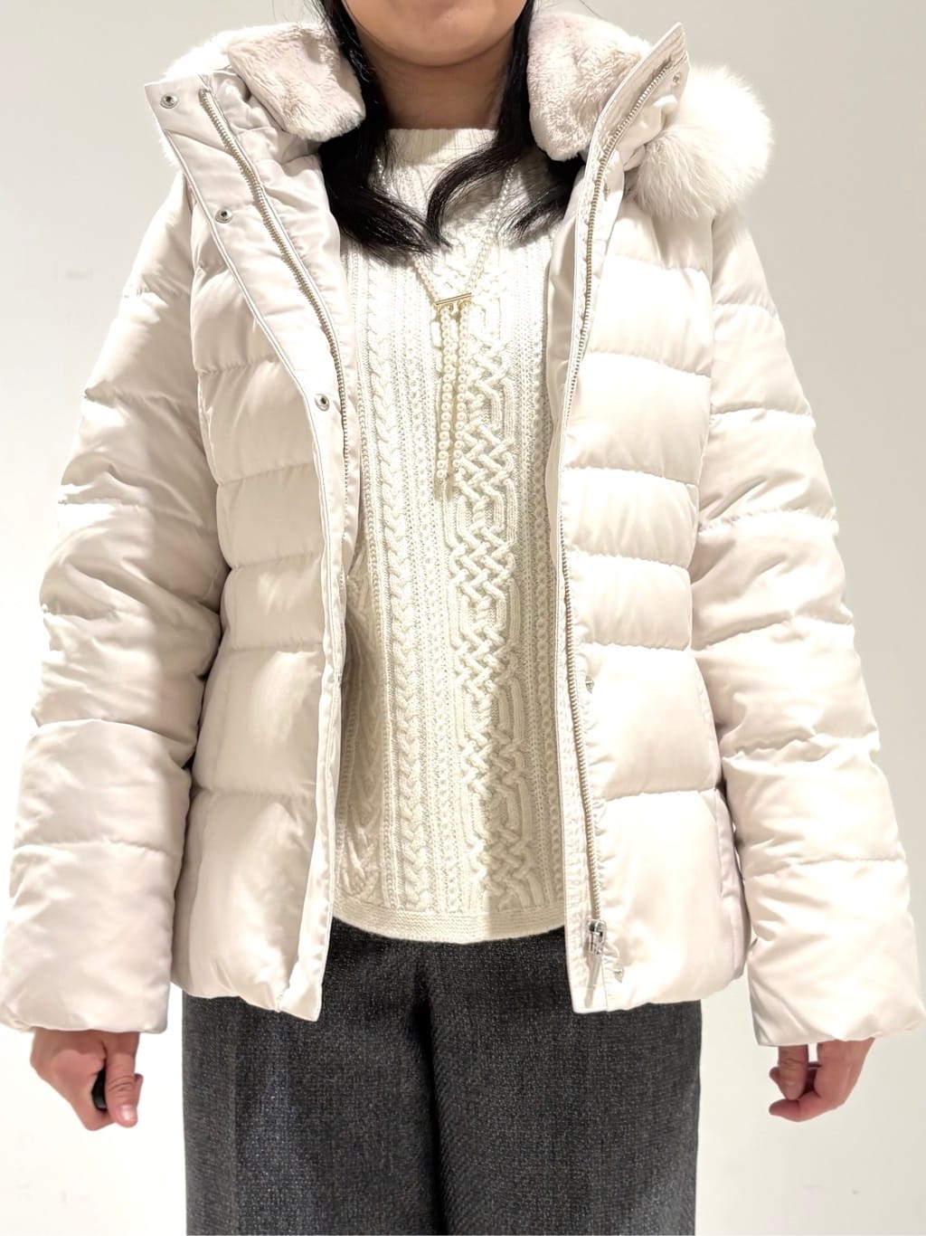 momokoさんの「INDIVI｜【名品／撥水／抗菌防臭】ショート丈リサイクルダウンコート」を使ったコーディネート