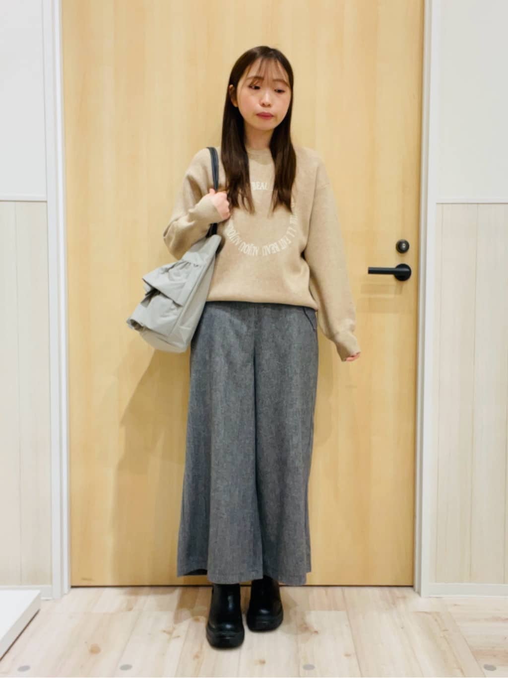 minamiさんの「SHOO･LA･RUE｜【洗濯機可/S-LL】もちもちタッチ スウェットライクロゴニット」を使ったコーディネート