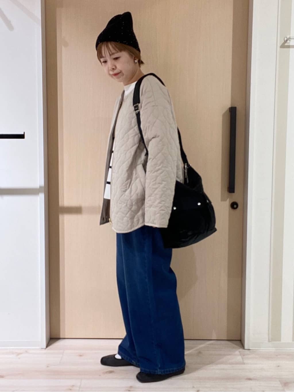 ひらしーさんの「SHOO･LA･RUE｜【S-LL】脚のラインを拾いにくい デニムワイドパンツ」を使ったコーディネート