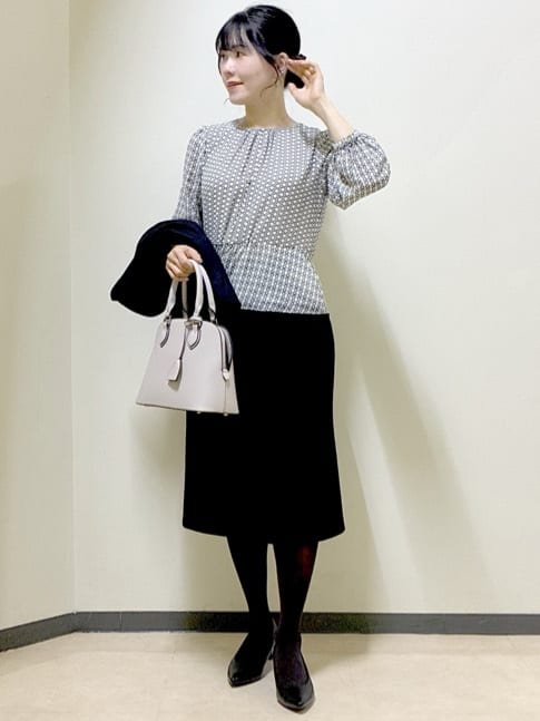  beni_gingerさんの「Reflect｜【きちんと見え／セットアップ可／通勤におすすめ◎】ペプラムプリントブラウス」を使ったコーディネート