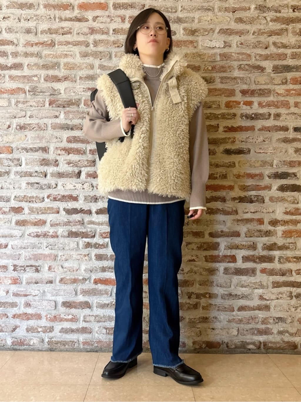 しばさんの「THE SHOP TK｜プラスするだけでこなれ見え ボアベスト」を使ったコーディネート