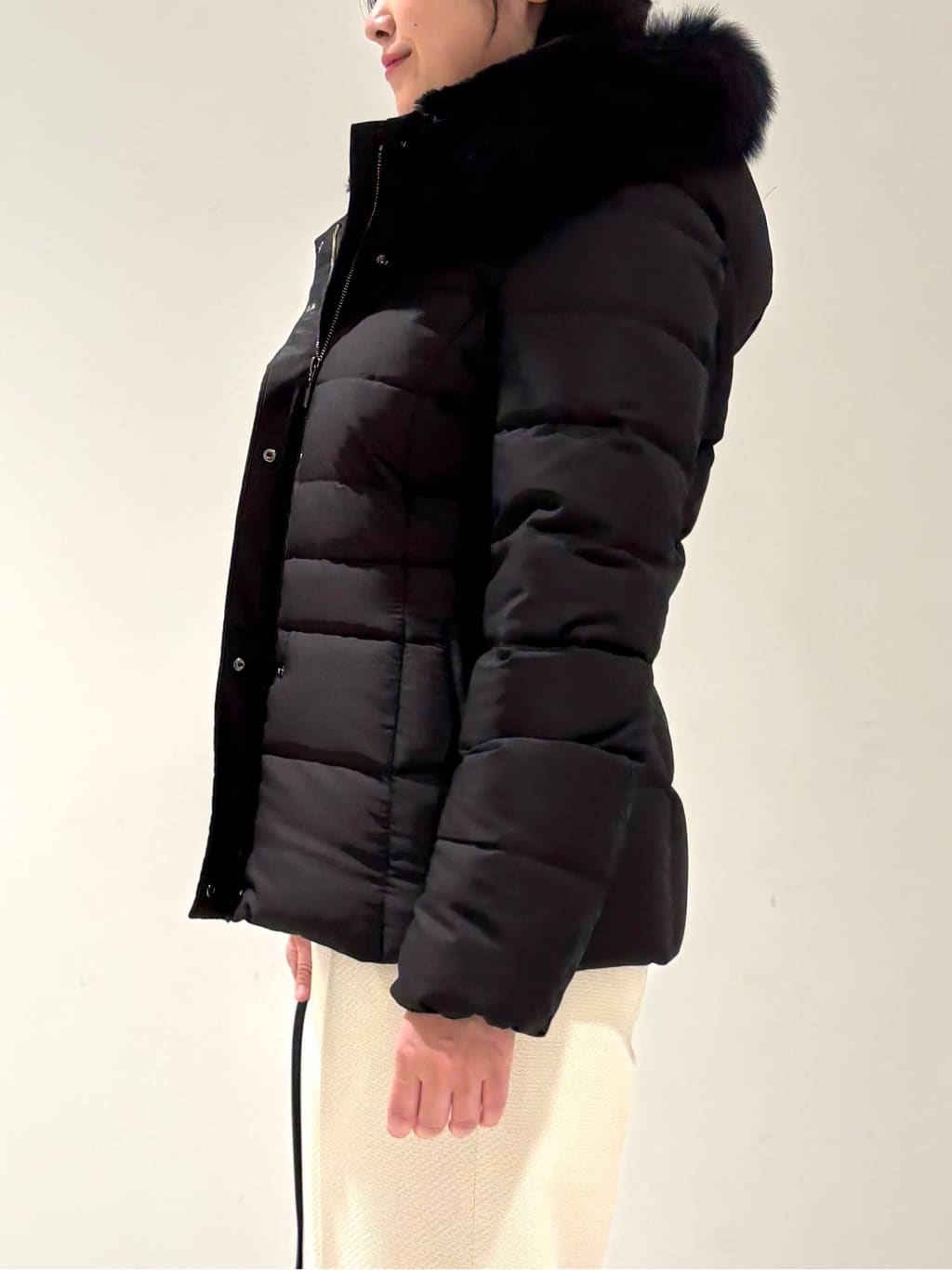 momokoさんの「INDIVI｜【名品／撥水／抗菌防臭】ショート丈リサイクルダウンコート」を使ったコーディネート