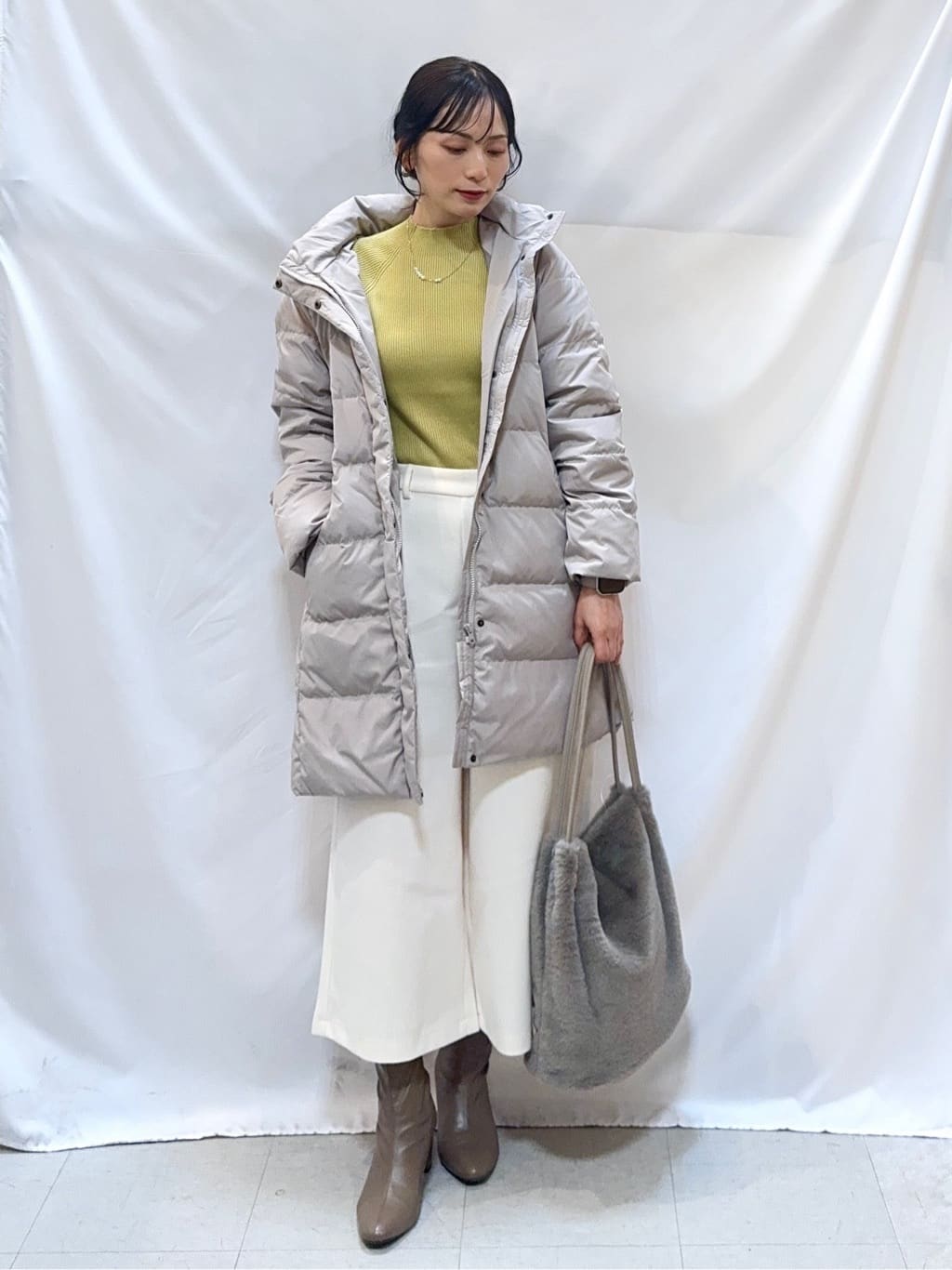 𝐇𝐢𝐫𝐨𝐦𝐢さんの「SHOO･LA･RUE｜【洗濯機可/撥水】フェイクファーフード ロングダウン」を使ったコーディネート
