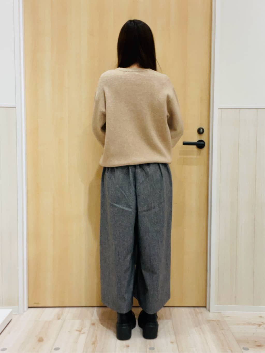 minamiさんの「SHOO･LA･RUE｜【洗濯機可/S-LL】もちもちタッチ スウェットライクロゴニット」を使ったコーディネート