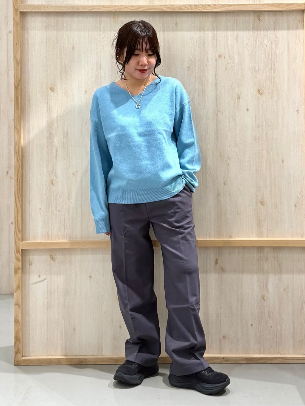 nanaさんの「THE SHOP TK｜【すっきりシルエットが叶う】大人のためのVネックニット/毛玉になりにくい/静電気防止/洗濯機OK」を使ったコーディネート