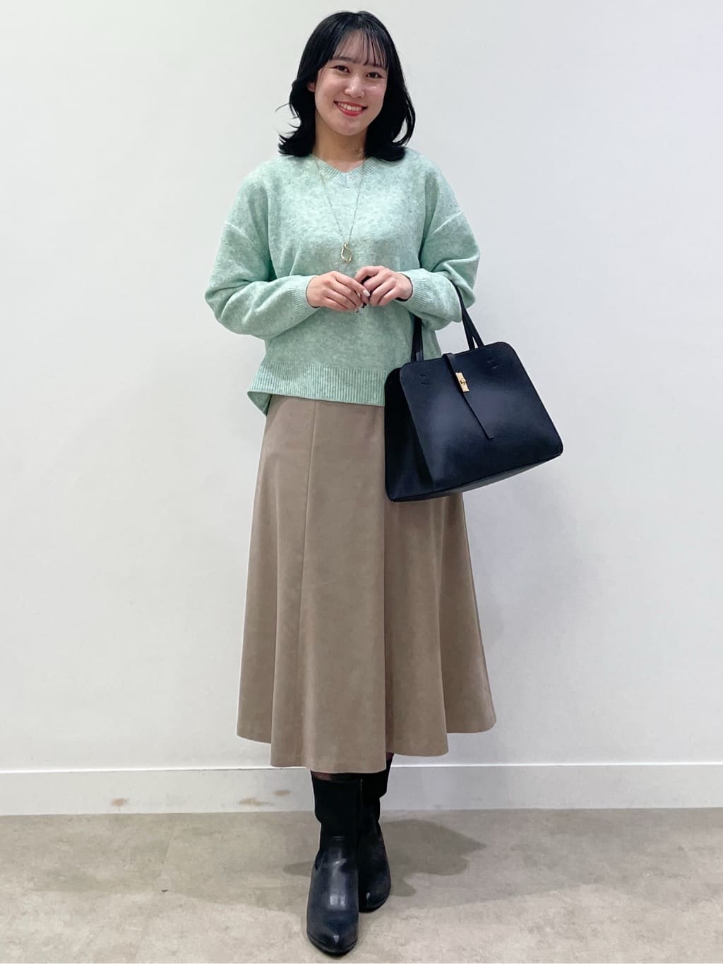 yukariさんの「Reflect｜【選べる5色／ゆったりシルエット】Vネックスパンコールニット」を使ったコーディネート