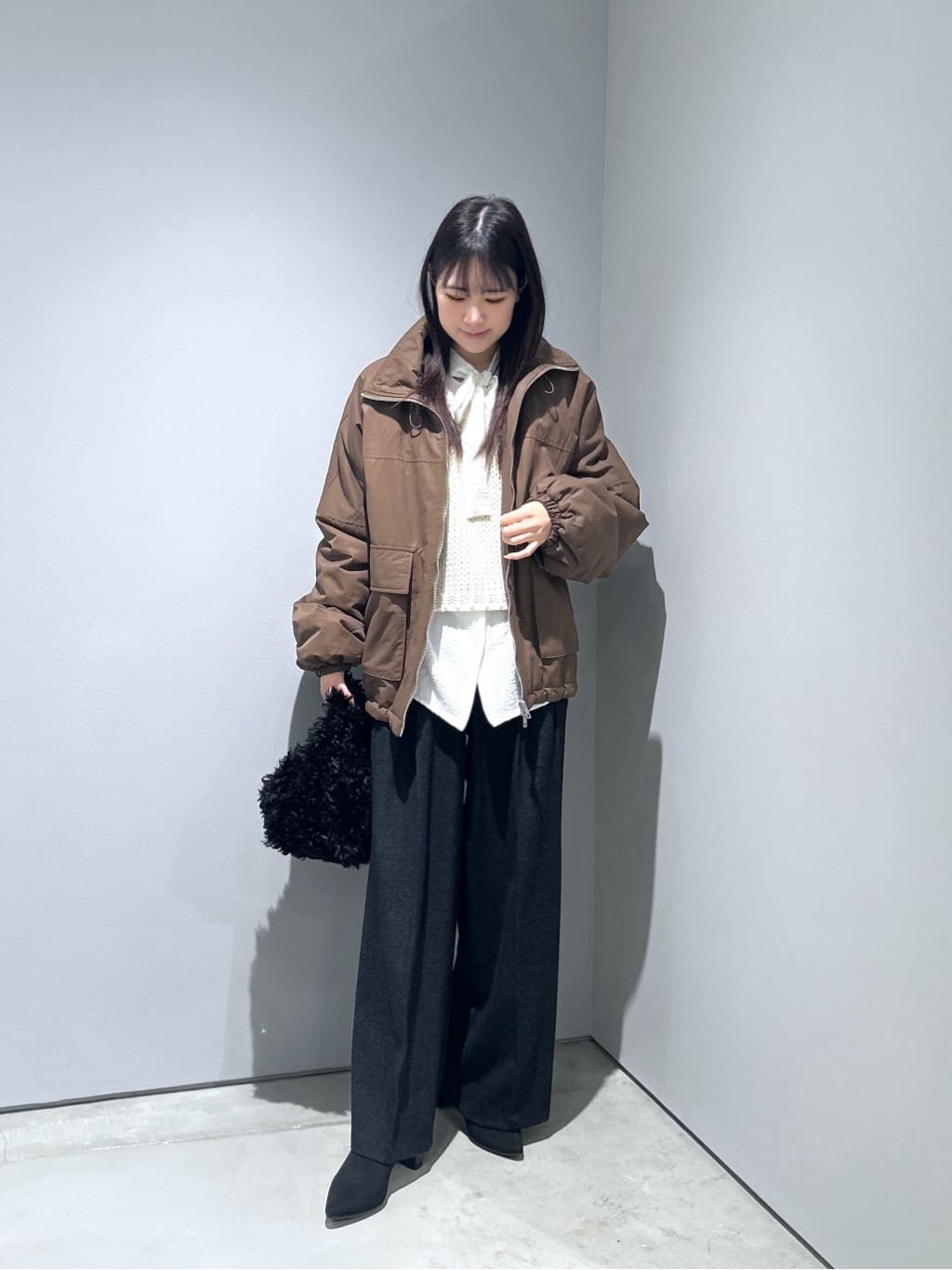 Renoさんの「INDIVI｜フェイクファーマイクロバッグ」を使ったコーディネート
