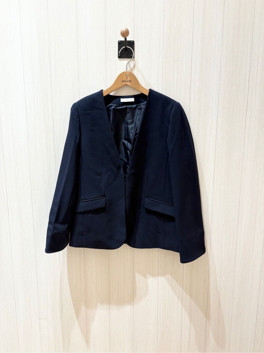みきさんの「SHOO･LA･RUE｜【洗濯機可/セットアップ可/S-3L】きちんと楽に。カットジョーゼットノーカラージャケット」を使ったコーディネート
