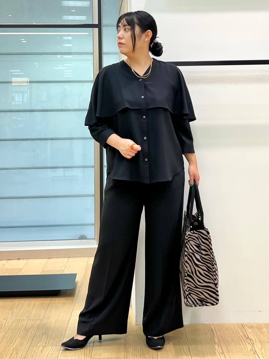 shimaさんの「INDIVI｜【羽織りとしても活躍！】ケープカラーブラウス」を使ったコーディネート