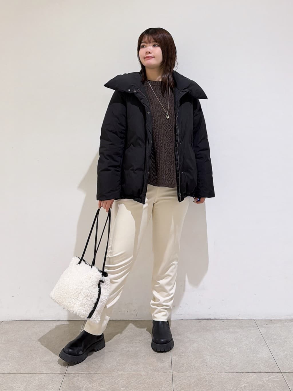 emikaさんの「INDIVI｜【撥水／洗える／デザイン衿】ステッチレス ショートダウンコート」を使ったコーディネート