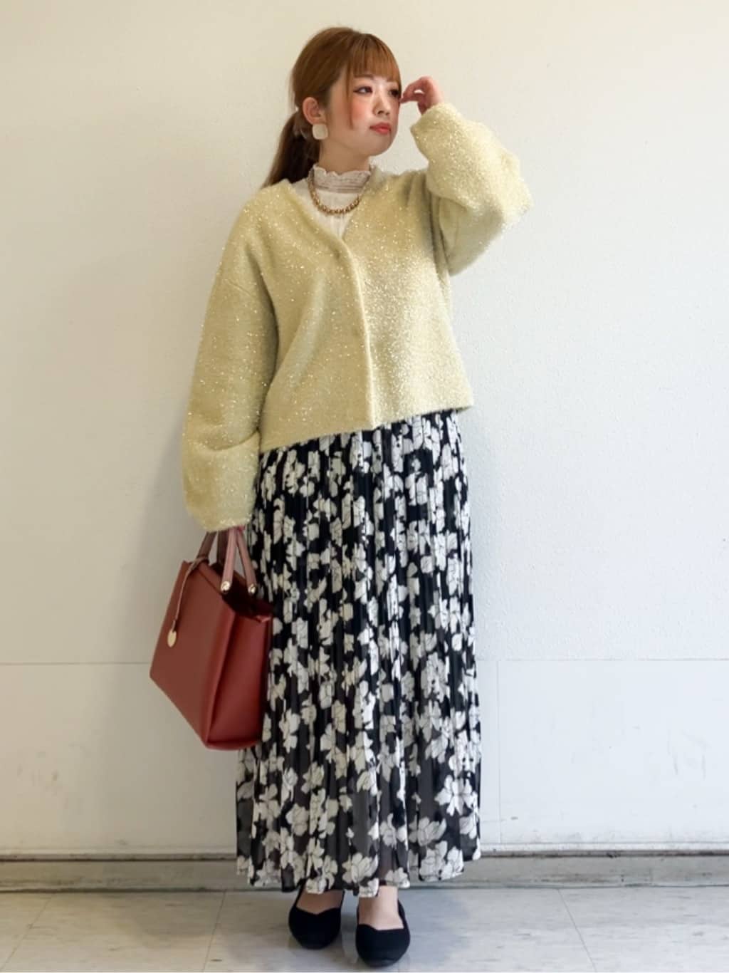 MIPPOさんの「index｜リボンブローチフィルムラメフェザーカーディガン【洗濯機OK】」を使ったコーディネート