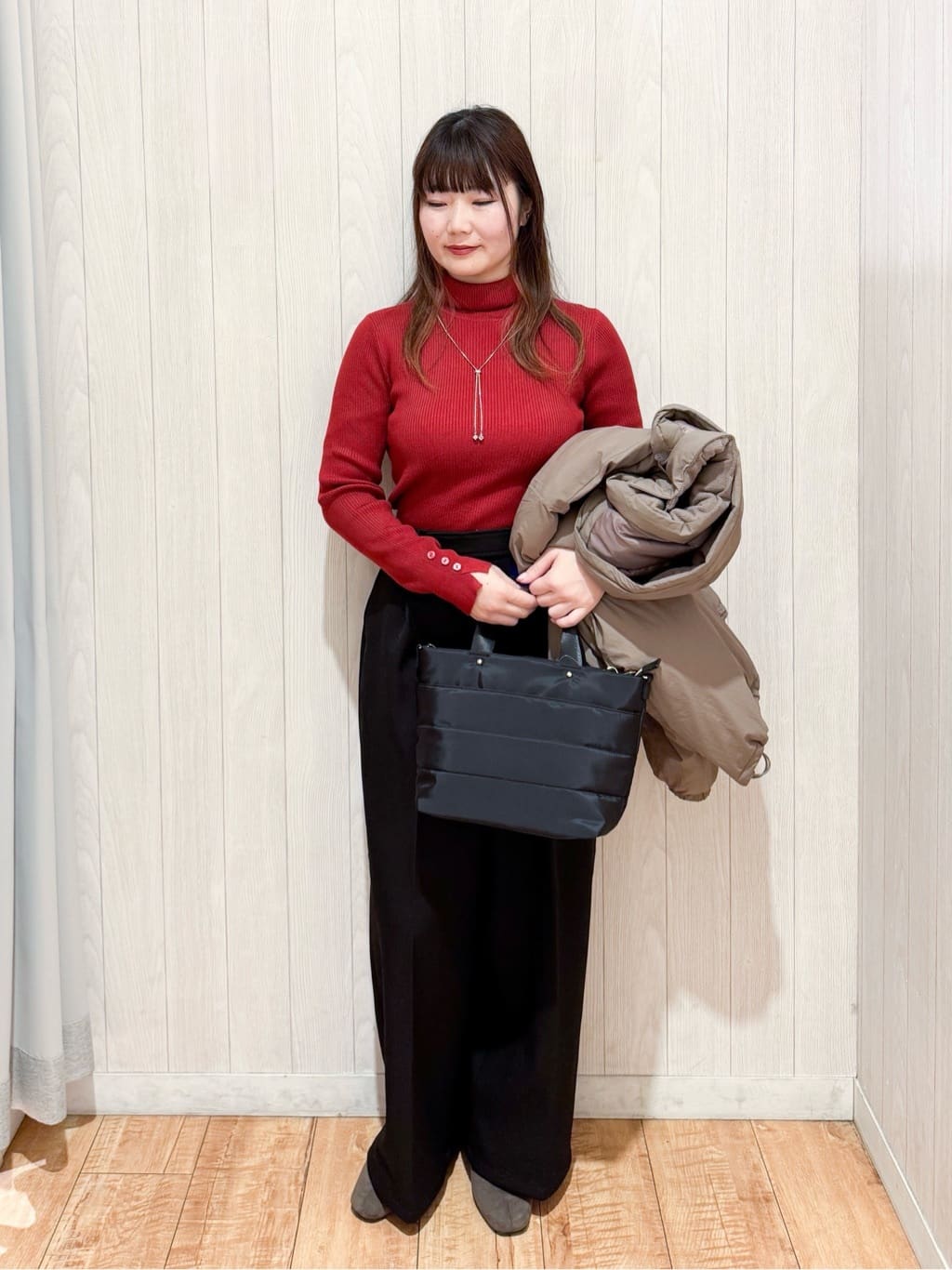 愛さんの「SHOO･LA･RUE｜【撥水/あったか】たっぷり着られる 中綿モンスターショートコート」を使ったコーディネート