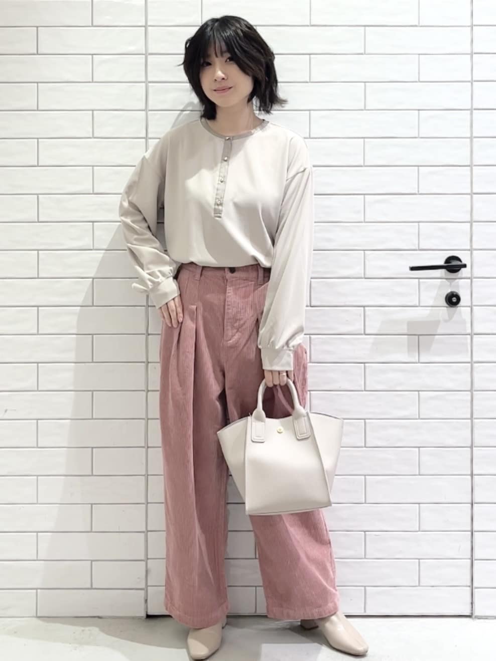 しおりさんの「OPAQUE.CLIP｜サテン使いヘンリーネックトップス【洗濯機OK】」を使ったコーディネート